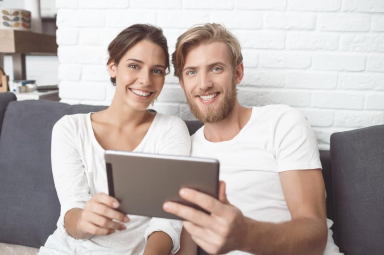 Žmonės dalyvaujantys interaktyviame internetiniame seminare